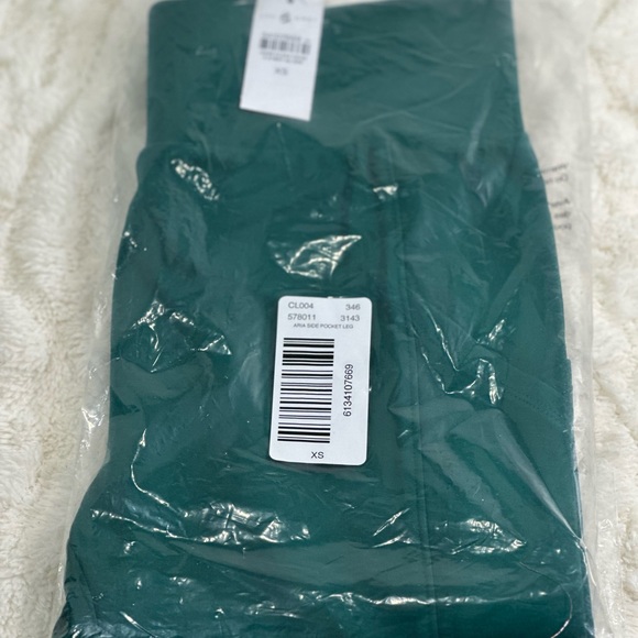 Lou & Grey Ponte Sporty Side Pocket Leggings - Picture 2 of 5